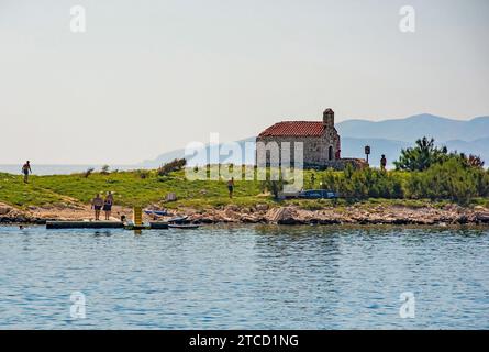 Novi Vinodolski, Kroatien - 11. September 2023. Touristen, die auf die Insel San Marino vor der Adriaküste von Novi Vinodolski geschwommen sind Stockfoto