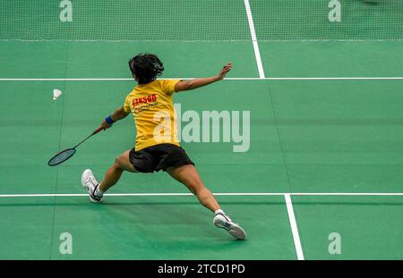 Guwahati, Indien. Dezember 2023. Malvika Bansod aus Indien tritt im Halbfinale des Yonex-Sunrise Guwahati Masters 2023 Super 100 Damen-Einzel-Badmintonturniers im Sarju Sarai Indoor Sports Complex gegen Lalinrat Chaiwan aus Thailand an. Lalinrat Chaiwan gewann 21:12, 21:14. Quelle: SOPA Images Limited/Alamy Live News Stockfoto