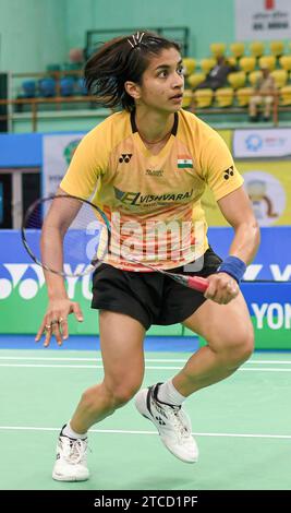 Guwahati, Indien. Dezember 2023. Malvika Bansod aus Indien tritt im Halbfinale des Yonex-Sunrise Guwahati Masters 2023 Super 100 Damen-Einzel-Badmintonturniers im Sarju Sarai Indoor Sports Complex gegen Lalinrat Chaiwan aus Thailand an. Lalinrat Chaiwan gewann 21:12, 21:14. Quelle: SOPA Images Limited/Alamy Live News Stockfoto