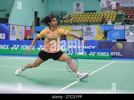 Guwahati, Indien. Dezember 2023. Malvika Bansod aus Indien tritt im Halbfinale des Yonex-Sunrise Guwahati Masters 2023 Super 100 Damen-Einzel-Badmintonturniers im Sarju Sarai Indoor Sports Complex gegen Lalinrat Chaiwan aus Thailand an. Lalinrat Chaiwan gewann 21:12, 21:14. Quelle: SOPA Images Limited/Alamy Live News Stockfoto