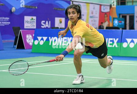 Guwahati, Indien. Dezember 2023. Malvika Bansod aus Indien tritt im Halbfinale des Yonex-Sunrise Guwahati Masters 2023 Super 100 Damen-Einzel-Badmintonturniers im Sarju Sarai Indoor Sports Complex gegen Lalinrat Chaiwan aus Thailand an. Lalinrat Chaiwan gewann 21:12, 21:14. Quelle: SOPA Images Limited/Alamy Live News Stockfoto