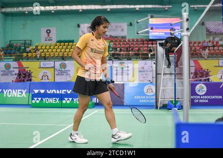 Guwahati, Indien. Dezember 2023. Malvika Bansod aus Indien tritt im Halbfinale des Yonex-Sunrise Guwahati Masters 2023 Super 100 Damen-Einzel-Badmintonturniers im Sarju Sarai Indoor Sports Complex gegen Lalinrat Chaiwan aus Thailand an. Lalinrat Chaiwan gewann 21:12, 21:14. Quelle: SOPA Images Limited/Alamy Live News Stockfoto