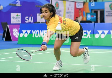 Guwahati, Indien. Dezember 2023. Malvika Bansod aus Indien tritt im Halbfinale des Yonex-Sunrise Guwahati Masters 2023 Super 100 Damen-Einzel-Badmintonturniers im Sarju Sarai Indoor Sports Complex gegen Lalinrat Chaiwan aus Thailand an. Lalinrat Chaiwan gewann 21:12, 21:14. Quelle: SOPA Images Limited/Alamy Live News Stockfoto