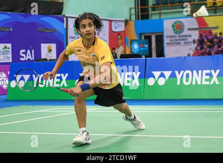 Guwahati, Indien. Dezember 2023. Malvika Bansod aus Indien tritt im Halbfinale des Yonex-Sunrise Guwahati Masters 2023 Super 100 Damen-Einzel-Badmintonturniers im Sarju Sarai Indoor Sports Complex gegen Lalinrat Chaiwan aus Thailand an. Lalinrat Chaiwan gewann 21:12, 21:14. Quelle: SOPA Images Limited/Alamy Live News Stockfoto