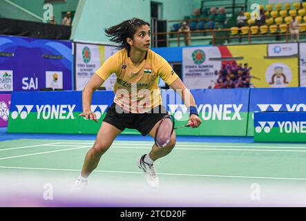 Guwahati, Indien. Dezember 2023. Malvika Bansod aus Indien tritt im Halbfinale des Yonex-Sunrise Guwahati Masters 2023 Super 100 Damen-Einzel-Badmintonturniers im Sarju Sarai Indoor Sports Complex gegen Lalinrat Chaiwan aus Thailand an. Lalinrat Chaiwan gewann 21:12, 21:14. (Foto: Biplov Bhuyan/SOPA Images/SIPA USA) Credit: SIPA USA/Alamy Live News Stockfoto