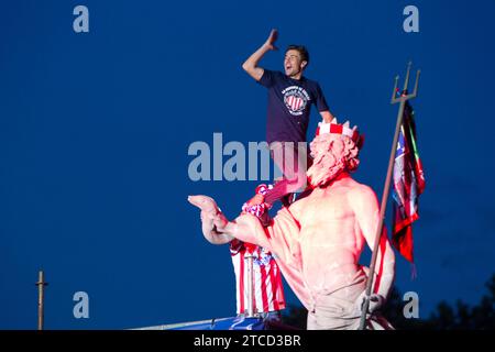 05/18/2014. Feierliche Atmosphäre auf der Plaza de Neptuno für Atletikas Sieg in der Liga, Isabel Permuy ARCHDC. Quelle: Album / Archivo ABC / Isabel B Permuy Stockfoto