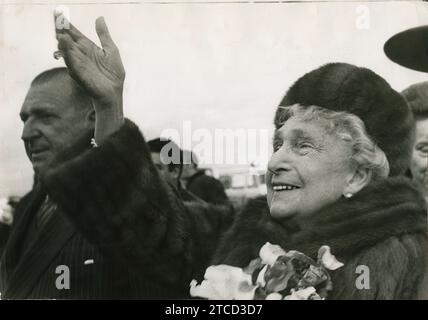 Madrid, 02.07.1968. Königin Victoria Eugenia besucht Madrid anlässlich der Geburt ihres Urenkels, des Infanten Don Felipe. Auf dem Bild begrüßt sie in Begleitung ihres Sohnes Don Juan de Borbón die Menge, die sie am Flughafen Barajas willkommen geheißen hat. Quelle: Album/Archivo ABC Stockfoto