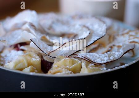 Hausgemachte Backen Apfel Zwetajewski Aspik offener Kuchen im Ofen, Nahaufnahme. Backkonzept. Familienessen. Dunkler Hintergrund. Hochwertige Fotos Stockfoto