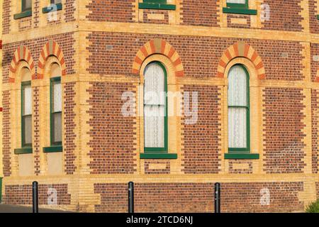 Details aus nächster Nähe zu kunstvollen Mauerwerken an der Ecke eines historischen Gebäudes in Queenscliff auf der Bellarine Peninsula in Vitoria, Australien. Stockfoto