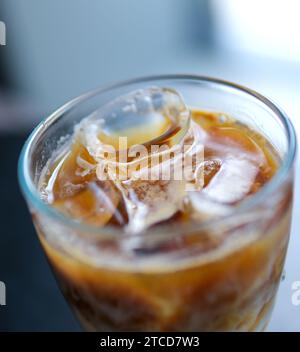Es Teh. Eistee ist ein frisches Getränk aus Tee, Wasser, Zucker und Eiswürfeln. Eistee in einem klaren Glas auf einem braunen Holztisch. Indonesisches Getränk. . Hochwertige Fotos Stockfoto