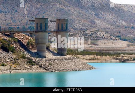 Orihuela (Alicante), 15.06.2017. Der Stausee La Pedrera, der größte Wasserspeicher in Campo de Cartagena und Vega Baja. Er hat eine Kapazität von 246 Kubikhektometern und fasst derzeit 85 Kubikhektometer. Foto: Juan Carlos Soler. ARCHDC. Quelle: Album / Archivo ABC / Juan Carlos Soler Stockfoto