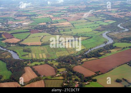 Aus der Vogelperspektive auf den Fluss Yare bei Bramerton, mit Postwick Beyond, Norfolk, UK, Broads National Park. Stockfoto