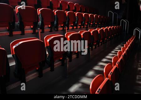 Tribunen in einer dunklen Arena, die nur durch das Licht der Fenster beleuchtet wird Stockfoto