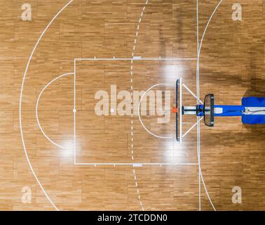 Blick von oben auf einen Basketballkorb und den eingeschränkten Bereich (der Schlüssel) mit einer Foul-Linie (Freiwurfbahn) auf einem Parkett-Basketballfeld Stockfoto