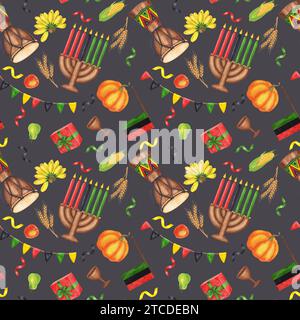 Nahtloses Kwanzaa-Muster. Afroamerikanischer Urlaub. Kinara, sieben brennende Kerzen, rote schwarze grüne Karte, Tasse, Trommel, Geschenk, Gemüse ernten. Hand Stockfoto