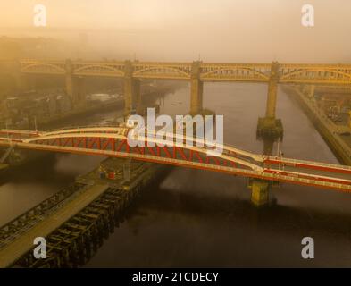 Swing Bridge und High Level Bridge wurden an einem nebeligen Herbstmorgen in Newcastle von Drohne aufgenommen Stockfoto