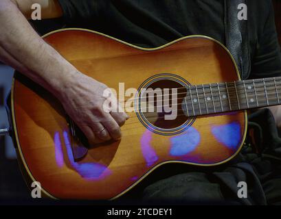 Bild der Hand eines Gitarristen, die auf den Saiten einer Gitarre spielt Stockfoto