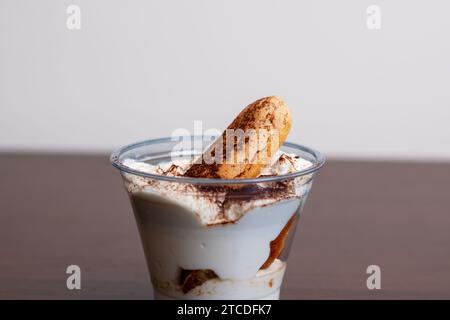 Kuchen in einem Glas auf einem Holztisch Stockfoto