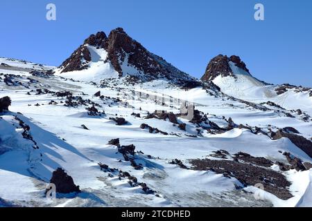 Schneebedeckte Hornitos „I Due Pizzi“ oder „Frati PII“ am Berg des Ätna Nordostkraters in Sizilien, Italien Stockfoto