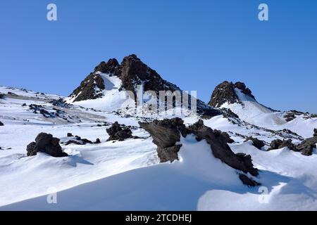 Schneebedeckte Hornitos „I Due Pizzi“ oder „Frati PII“ am Berg des Ätna Nordostkraters in Sizilien, Italien Stockfoto