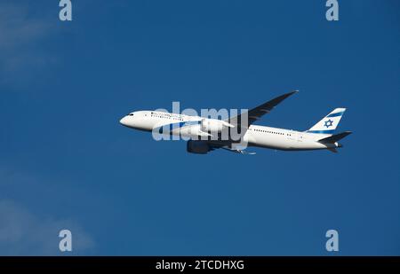 El Al Israel Airlines Boeing 787 Dreamliner 4X-EDH fliegt über Südwest-London Großbritannien Stockfoto