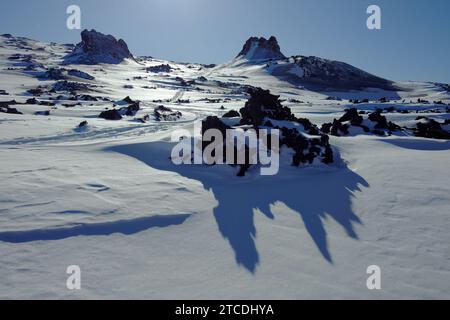 "I due Pizzi" oder "Frati PII" hornitos auf schneebedeckten Berghängen des Ätna-Nordostkraters, Sizilien, Italien Stockfoto