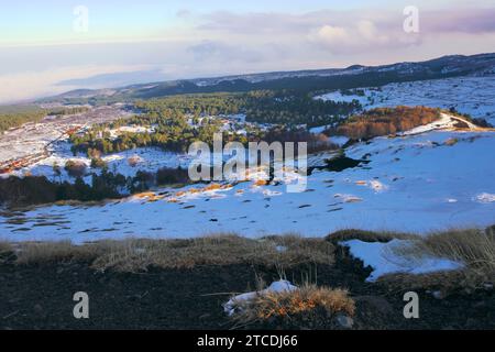 Schneebedecktes Piano Provenzana, Ätna Nord-Ost-Krater, Sizilien, Italien Stockfoto