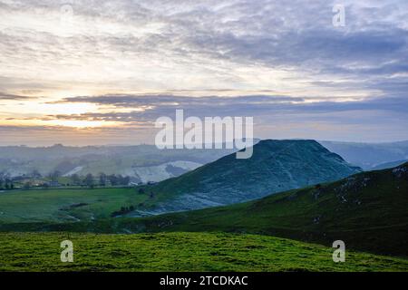 Thorpe Cloud von Thorpe Pasture, Peak District National Park, Derbyshire, England Stockfoto