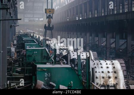 Mühle mahlt Erz in einer Erzaufbereitungsanlage. Stockfoto