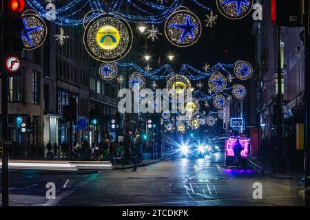 Nachts fließt der Verkehr durch The Strand in London. Stockfoto