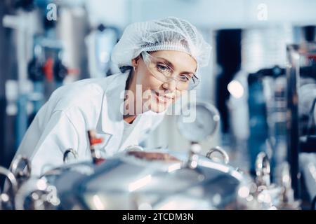 Arbeitnehmerinnen in Trinkwasseranlagen saubere Hygiene einheitliches Kontrolldruckmesser Wasserreinheitsverfahren. Stockfoto