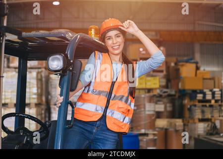 Glückliche junge asiatische Arbeiterin arbeitet in der Hafenfracht-Logistik-Transportindustrie Genießen Sie lächelnde Arbeit arbeiten Gabelstaplerfahrer betreiben. Stockfoto