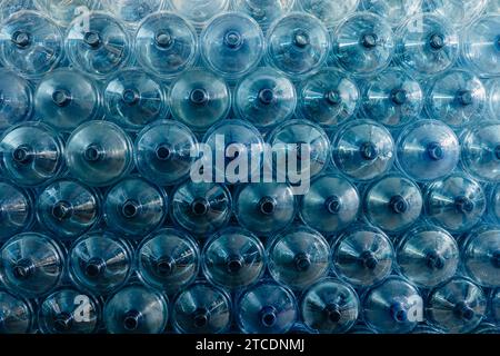 Wasser-Gallonen-Pfahlbrühe. PET-Trinkflasche aus Kunststoff im Fabrikladen einer Trinkwasseranlage im Lagerlager für saubere Hygiene. Stockfoto