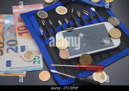 Mobilgerät mit defektem Display, Euro und Tools, Symbolbildkosten für Mobilgeräte Stockfoto