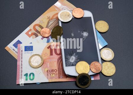 Handy mit defektem Display und Euro, Symbolbildkosten für Handy Stockfoto