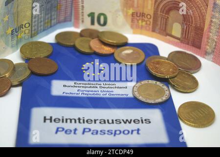 Tierpass und Geld, Symbolbild Stockfoto