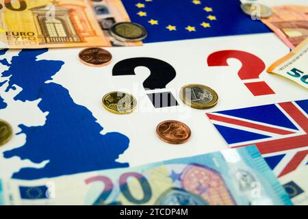 Flaggen der EU und Großbritanniens mit Fragezeichen und Euro, Brexit Stockfoto