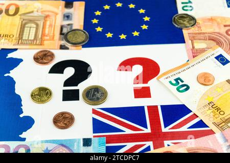 Flaggen der EU und Großbritanniens mit Fragezeichen und Euro, Brexit Stockfoto