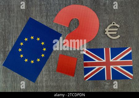 Flaggen der EU und Großbritanniens mit Euro-Zeichen und Fragezeichen, Brexit Stockfoto