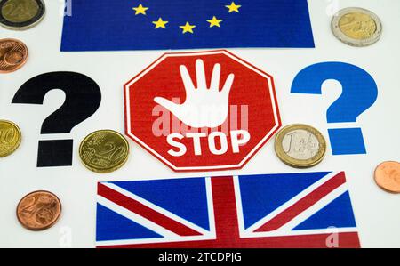 Flaggen der EU und Großbritanniens mit Fragezeichen, Euro und Stoppschild, Brexit Stockfoto