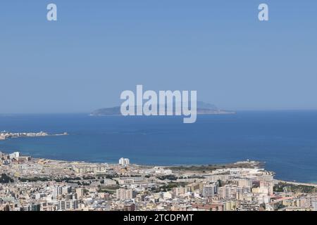 Eine Teleskopaufnahme der Insel Levanzo vom Berg Erice über der Stadt Trapani aus gesehen Stockfoto