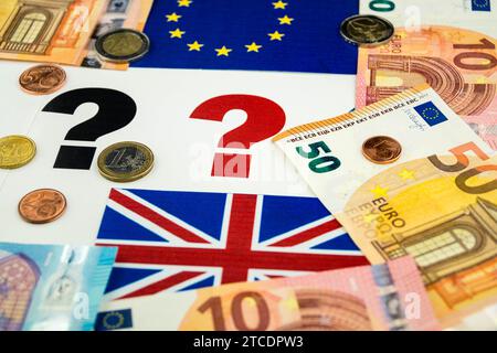 Flaggen der EU und Großbritanniens mit Fragezeichen und Euro, Brexit Stockfoto