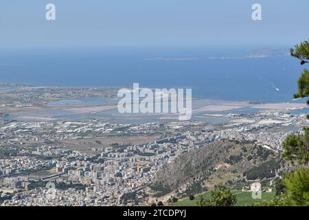 Panoramablick auf die Salinen südlich der Stadt Trapani, Sizilien Stockfoto