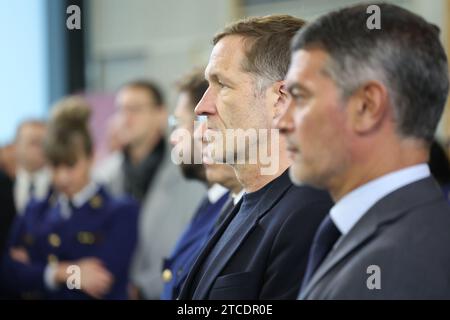 Charleroi, Belgien. Dezember 2023. Paul Magnette, Bürgermeister von Charleroi, wurde während der Einweihung des Ausbildungszentrums der Bundespolizei in Jumet, Charleroi, am Dienstag, den 12. Dezember 2023, dargestellt. BELGA PHOTO VIRGINIE LEFOUR Credit: Belga News Agency/Alamy Live News Stockfoto