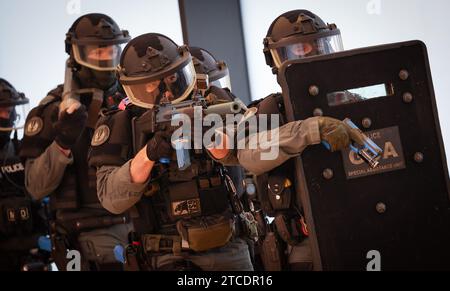 Charleroi, Belgien. Dezember 2023. Die Abbildung zeigt eine Demonstration während der Einweihung des Ausbildungszentrums der Bundespolizei in Jumet, Charleroi, Dienstag, den 12. Dezember 2023. BELGA PHOTO VIRGINIE LEFOUR Credit: Belga News Agency/Alamy Live News Stockfoto