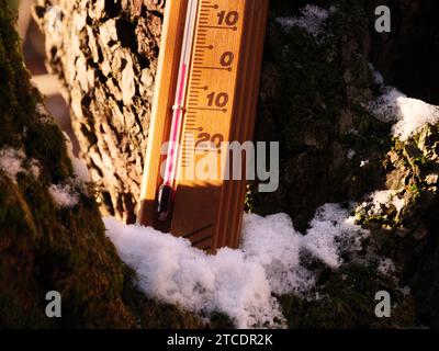 Ein Wetterthermometer zeigt eine niedrige Kälte von 0 Grad Celsius an, während der Weihnachtsfeier im Dezember, der Winterwettersaison, des weißen Schnees, des Baumes Stockfoto