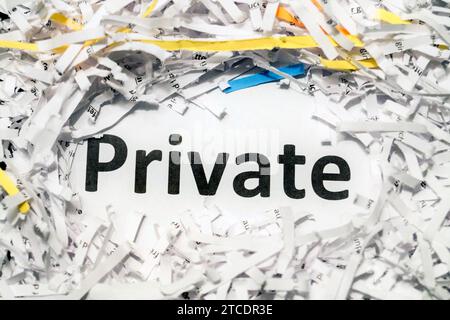 Geschreddertes Papier mit den Worten Privat Stockfoto