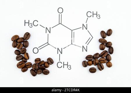 Strukturformel für Kaffee mit Kaffeebohnen Stockfoto