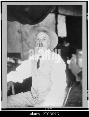 William Frederick Cody, drei viertel länge Porträt, sitzen, nach vorne Stockfoto