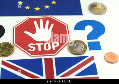 Flaggen der EU und Großbritanniens mit Fragezeichen, Euro und Stoppschild, Brexit Stockfoto